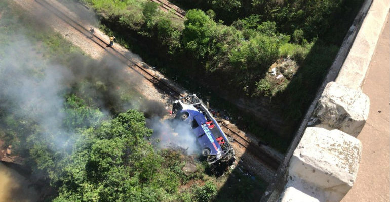 O nibuscaiu de uma altura aproximada de 35 metros