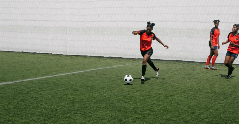 Mulheres jogando futebol