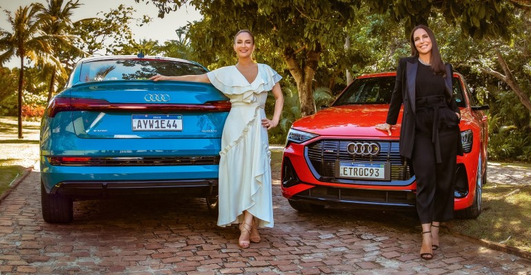  Claudia e Ivete entraro no cenrio  bordo dos veculos 100% eltricos Audi e-tron e Audi e-tron Sportback
