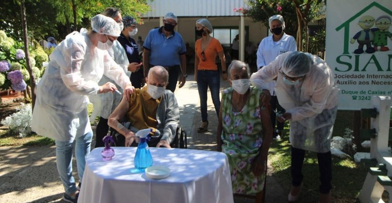 A fase atual de vacinao contra covid  para idosos com mais de 80 anos