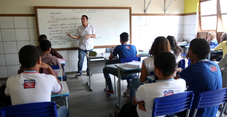 Projeto institui vale livro para estudantes de baixa renda escolas pblicas  