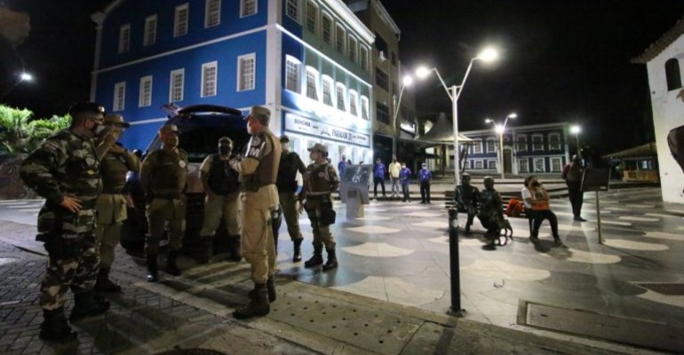 A restrio de locomoo noturna vale das 20h s 5h