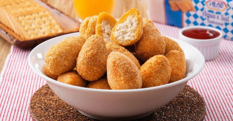 Quem diria que esta coxinha  feita com farinha de biscoito cream cracker?