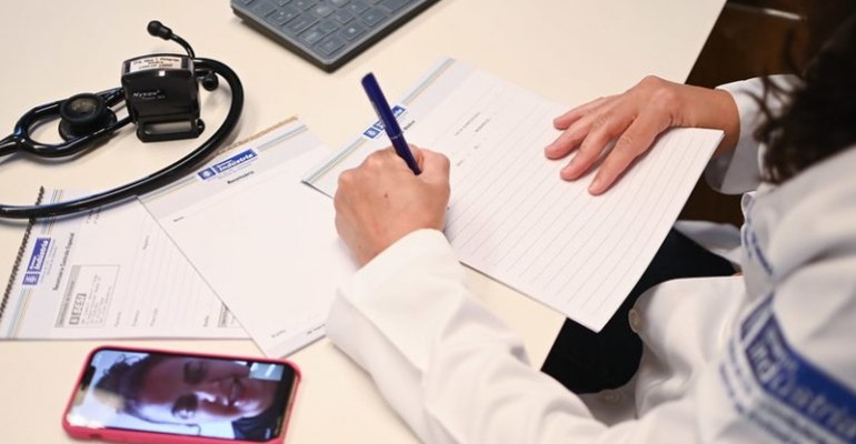 A telemedicina foi regulamentada temporariamente pela Lei 13989/20   