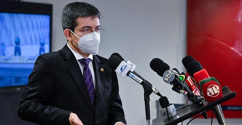 Senador Randolfe Rodrigues receber honraria das mos de Macron