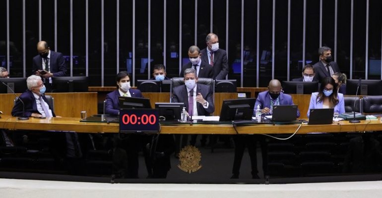 Presidente da Cmara, Arthur Lira (C), comanda a sesso do Plenrio