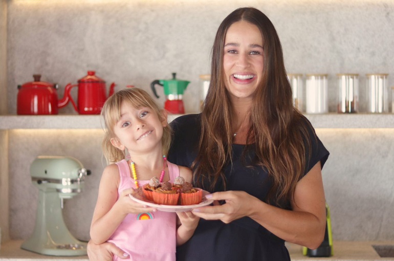 Mae e Filha com prato de cupcakes