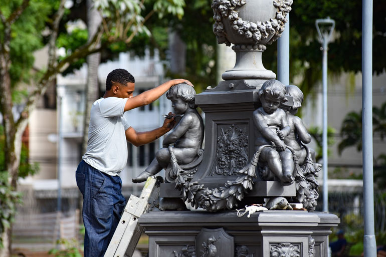 Restaurador limpa o Monumento ao Dois de Julho