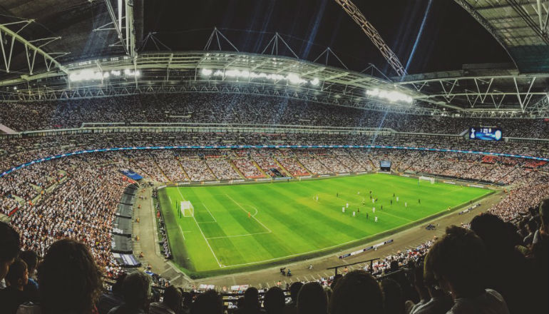 Estatuto do Torcedor poderá punir duramente quem oferecer ou vender bebida alcoólica nos de estádios Estádio de Futebol