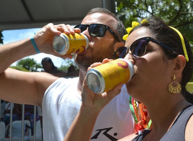 Homem e mulher bebendo cerveja no Carnaval de Salvador 