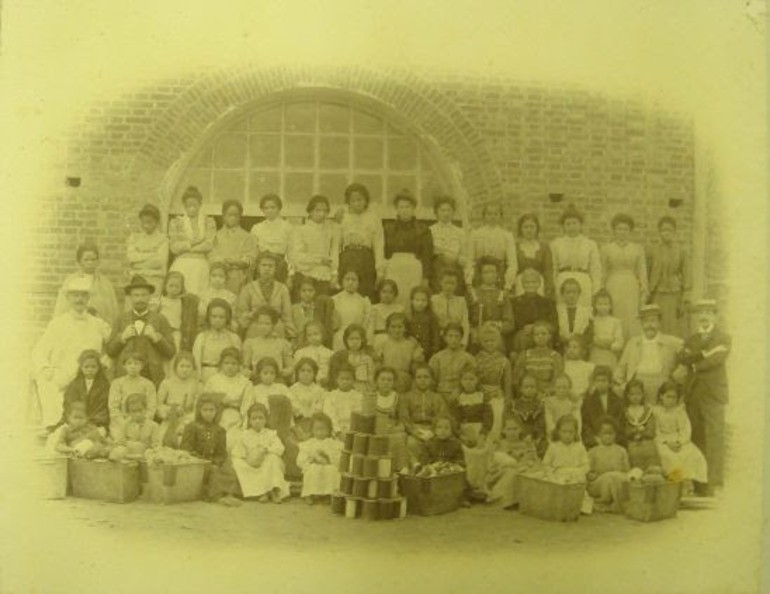 Fotografia de grupo de operários da Fábrica de Fiação e Tecidos de Algodão José Weissohn & Cia.; 1897 a 1903 Curiosidades