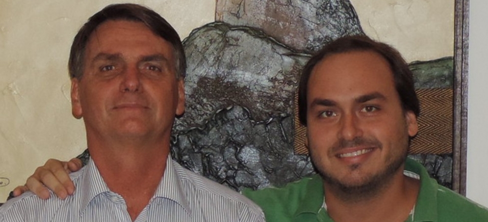 Jair Bolsonaro ao lado do filho, Carlos Bolsonaro 