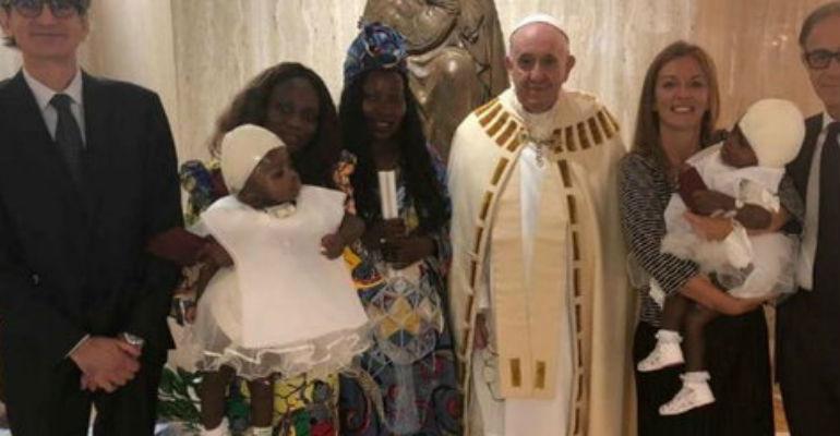 Papa Francisco batizou as pequenas Ervina e Porfina