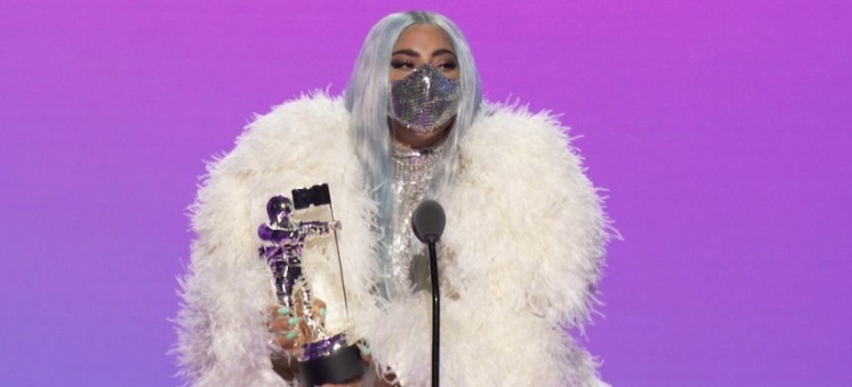 Lady Gaga recebendo prmio