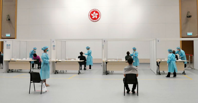 Pessoas recebem testes de despistagem da Covid-19 em Hong Kong, sul da China 