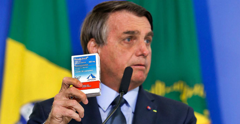 O presidente Jair Bolsonaro mostra uma caixa do remdio Hidrocloroquina