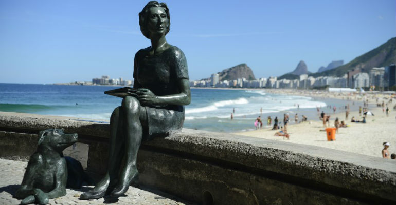 Esttua da escritora Clarice Lispector e seu co Ulisses, na pedra do Leme, no Rio de Janeiro