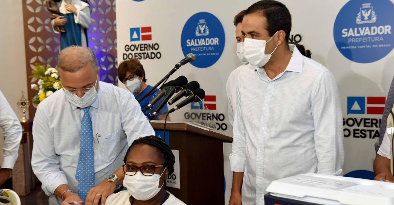 Maria Anglica de Carvalho Sobrinha, de 53 anos, foi a primeira vacinada