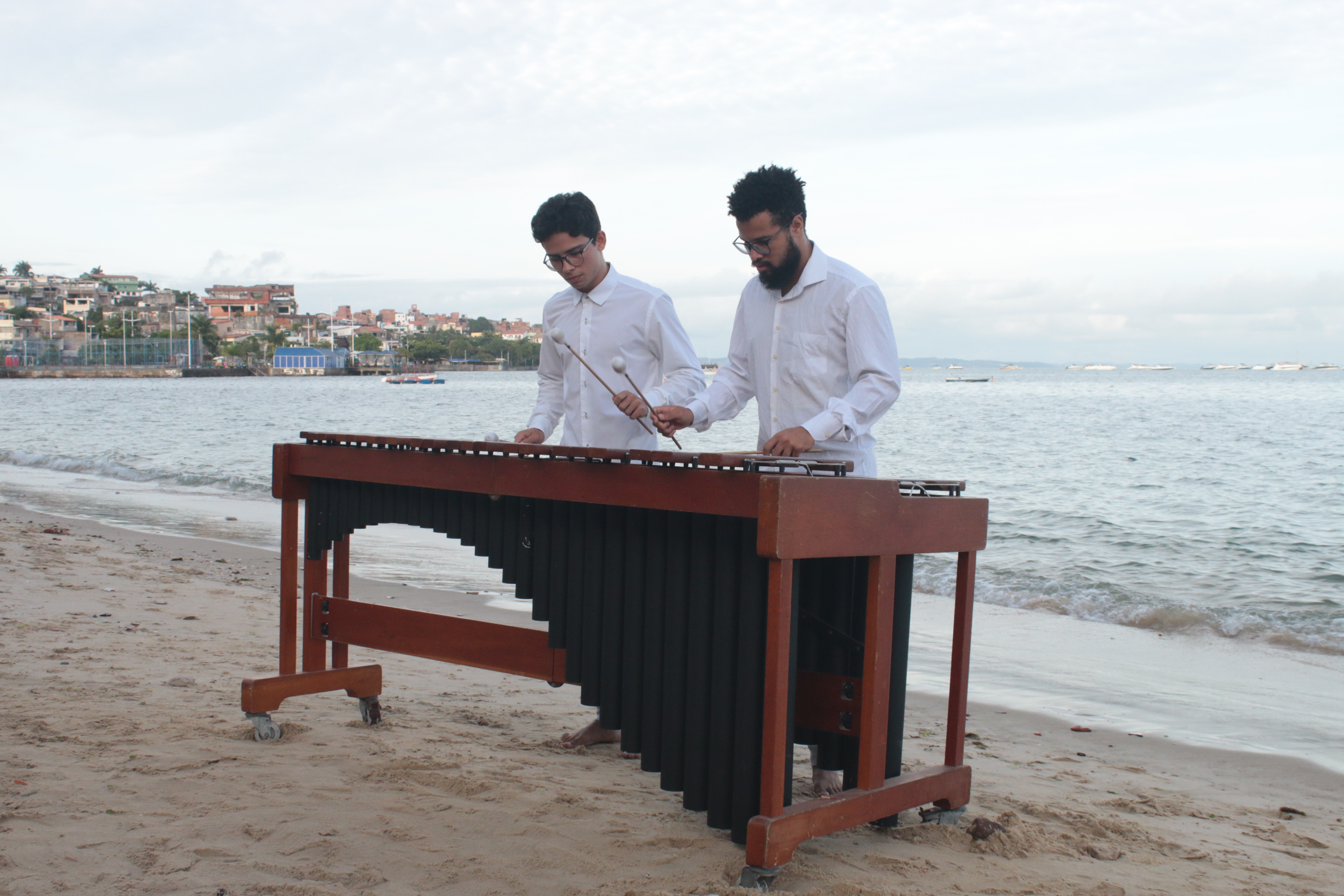 Joo Melo e Edw Victor tocando Marimba na Praia da Ribeira