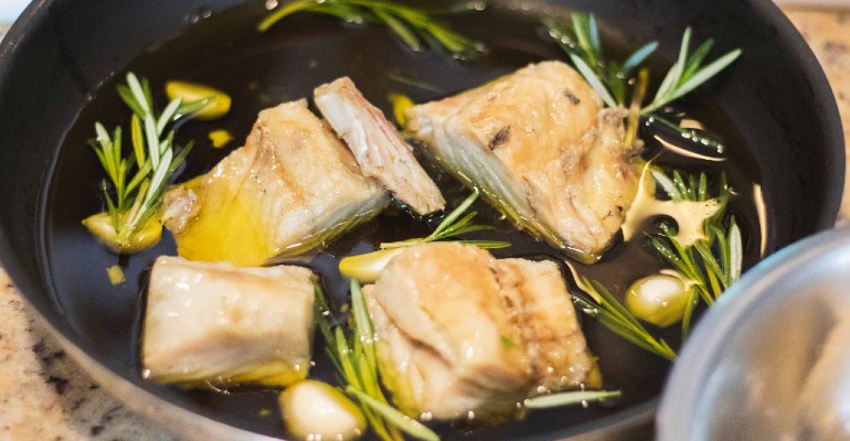 Bacalhau confitado com pur de gro de bico  uma deliciosa sugesto para um almoo ou jantar