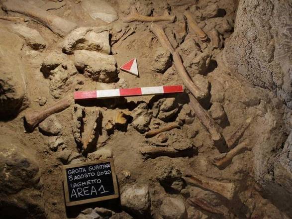 Os fósseis foram encontrados na Gruta Guattari, em San Felice Circeo
