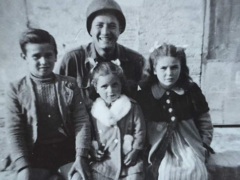 Adler e as crianças em foto tirada em 1944