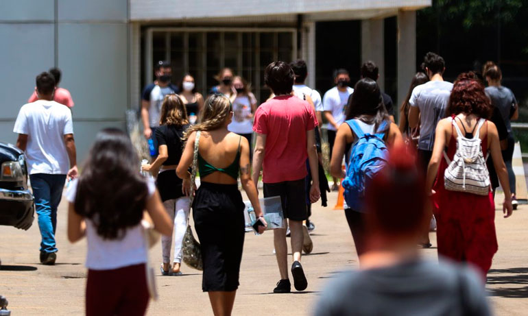 Podem participar estudantes interessados em bolsas de estudo parciais, de 50%, ou integrais