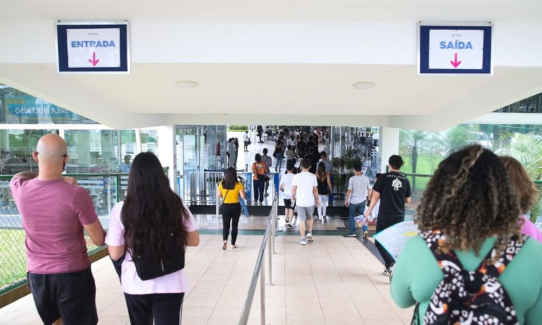 Os estudantes precisam estar atentos para o horário de fechamento dos portões
