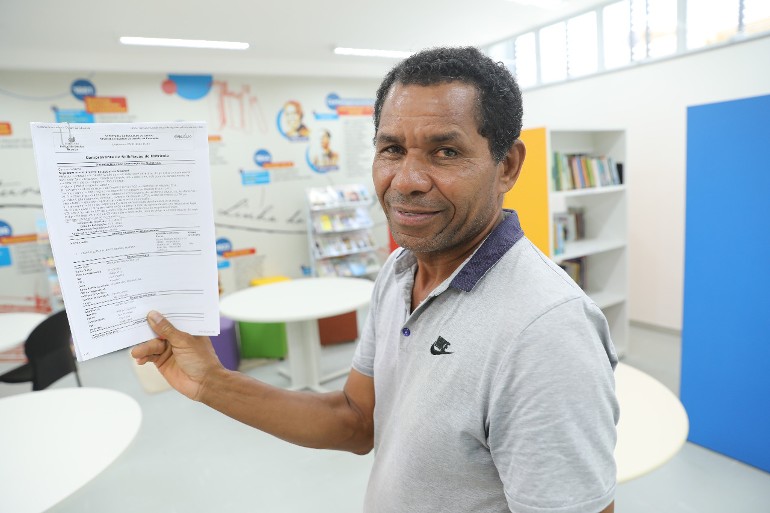 O comerciante Juvenal Santos matriculou o filho