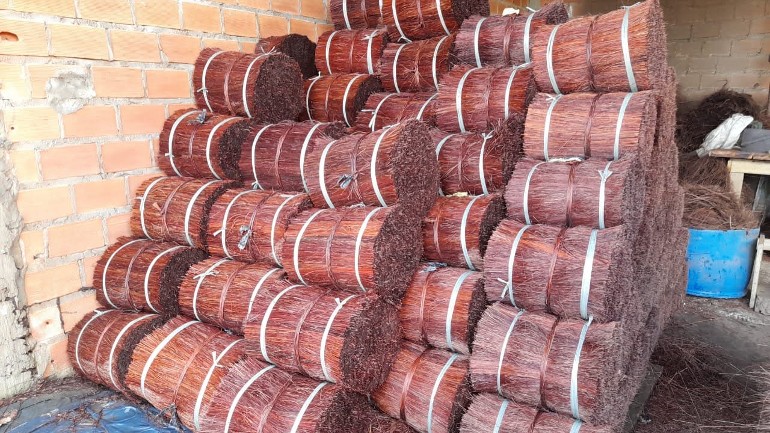 Vassouras produzidas pela agricultura familiar