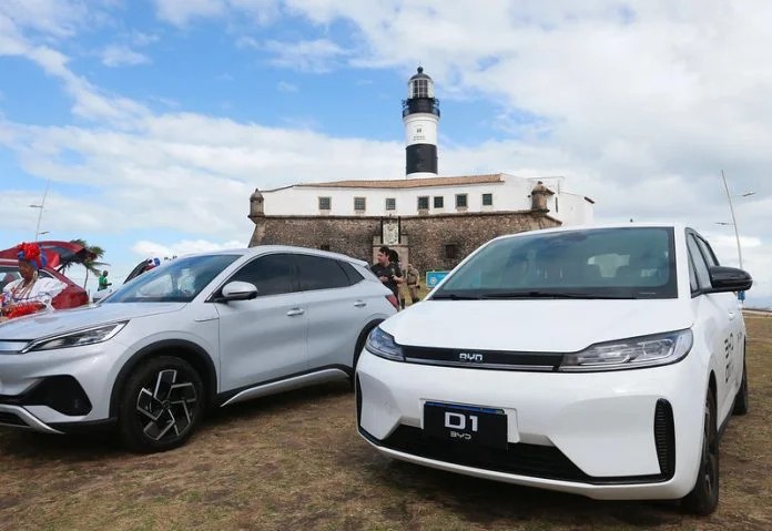 Carros da BYD, no Farol da Barra