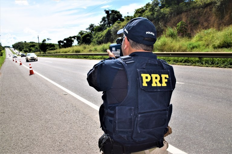 Policial opera radar móvel em rodovia baiana