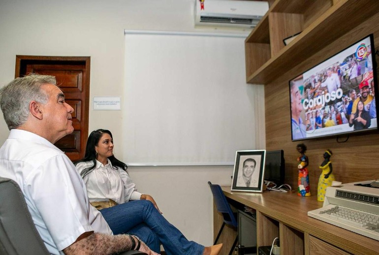 O candidato acompanha o programa de abertura da campanha