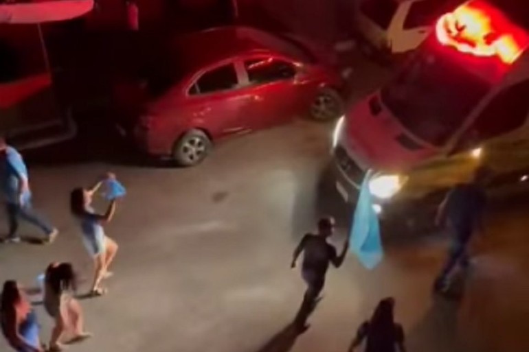 Integrantes da carreata ficam à frente da ambulância do Samu