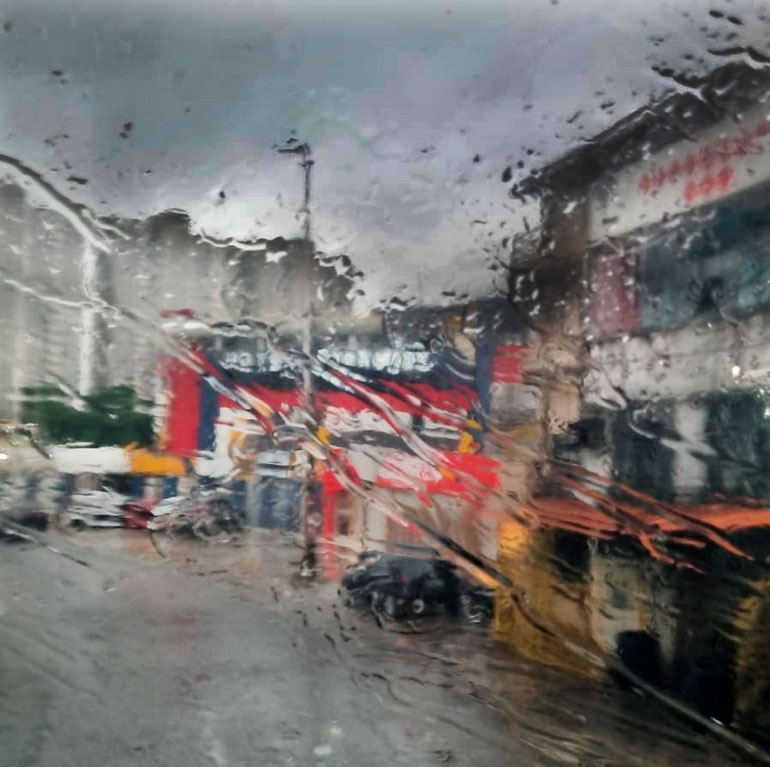 Salvador também amanheceu sob chuva