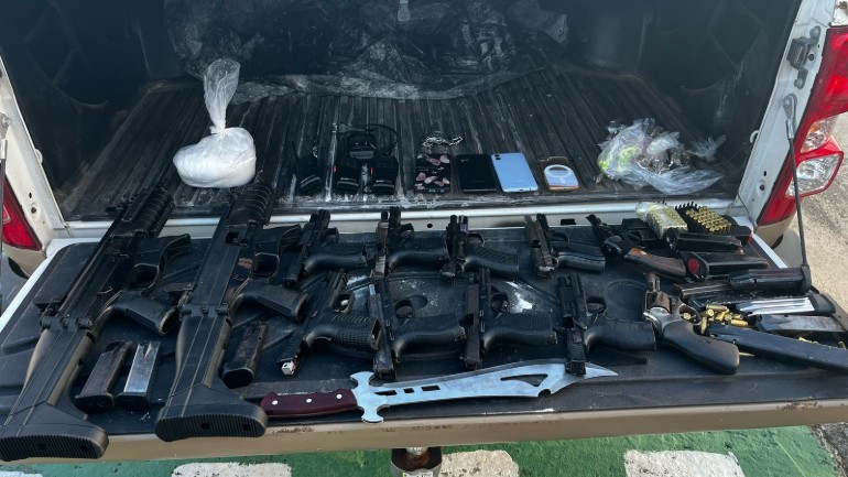 Armas, celulares e droga encontrados no bairro de Fazenda Coutos