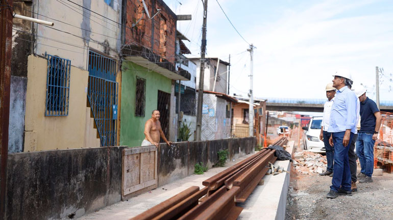 O governador Jerônimo Rodrigues inspeciona as obras do VLT