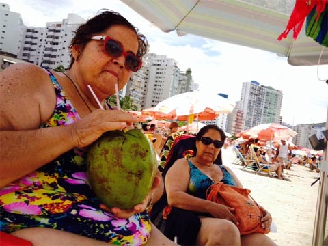 Hel e Ana: enchendo a cara de gua de coco