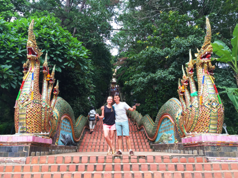 O casal diante do "templo da montanha", o Doi Suthep, em Chiang Mai, na Tailndia