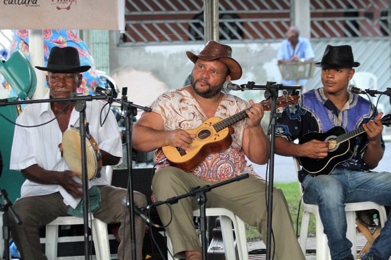 M�sicos tocando viol�o