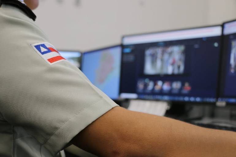 Policial monitora sistema de reconhecimento facial