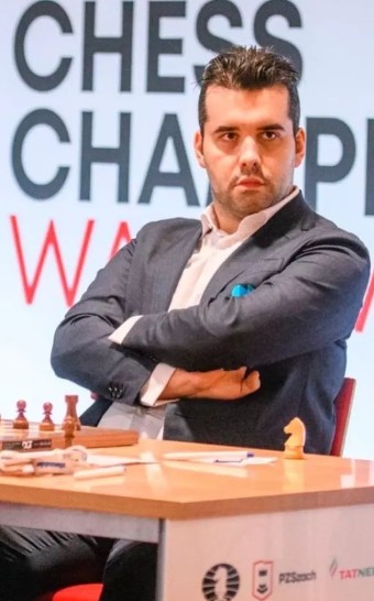 Ding Liren O Campeão Mundial De Xadrez Reinante Na Grande Turnê De Xadrez  De 2023 Clássico De Xadrez Vs Ian Nepomniachtchi Foto de Stock Editorial -  Imagem de bucareste, jogo: 277562233