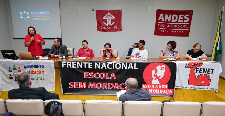"Escola Sem Partido tenta destruir a dimensão da escola", diz educador