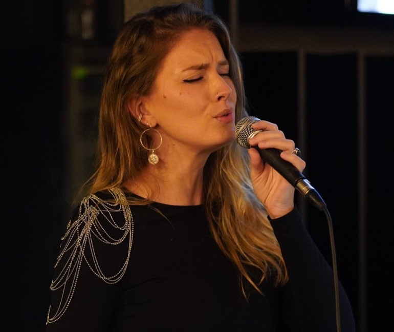 Cantora Aischa leva repertório de Jazz e Bossa Nova ao Bistrô das Artes
